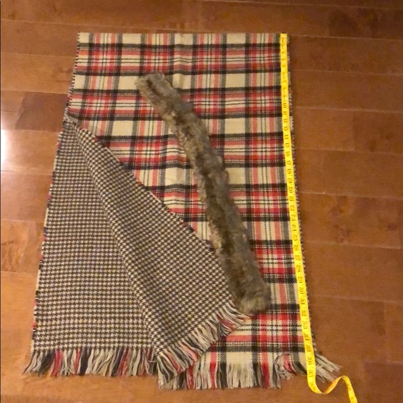 Wrap with removable faux fur collar - Picture 6 of 6